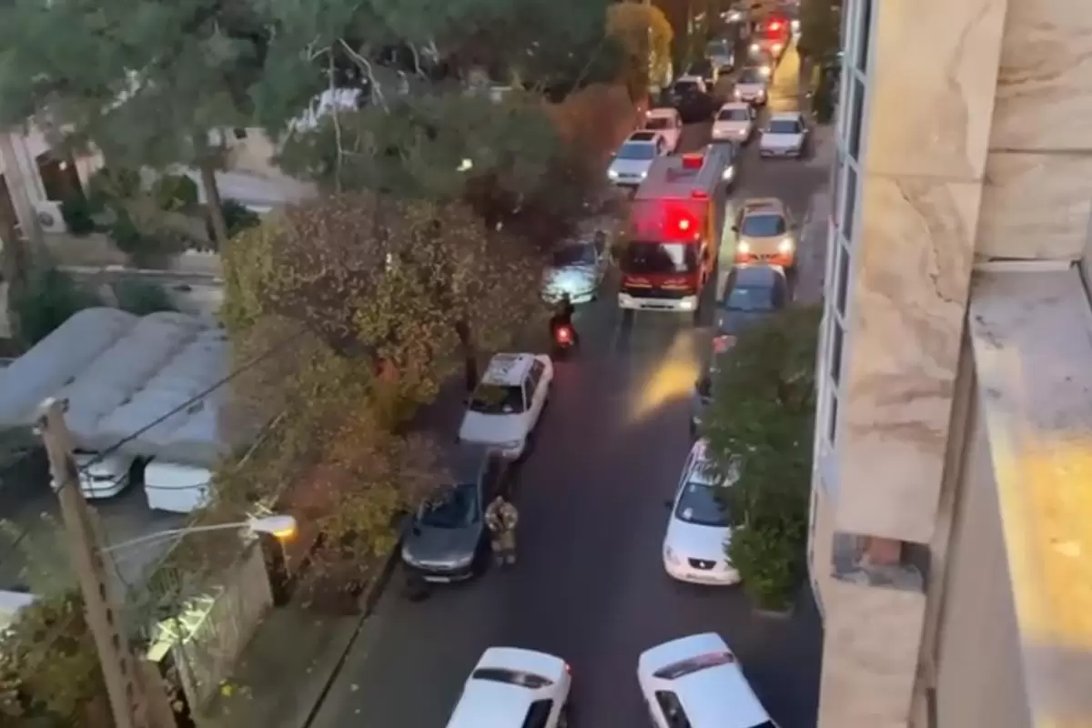 (ویدیو) اقدام قابل تحسین مردم با دیدن ماشین آتش‌نشانی در شلوغ‌ترین نقطه تهران