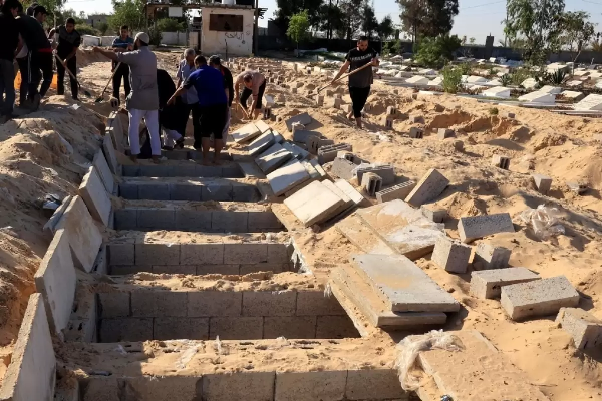 (ویدئو) حفر گور‌های دسته جمعی در غزه