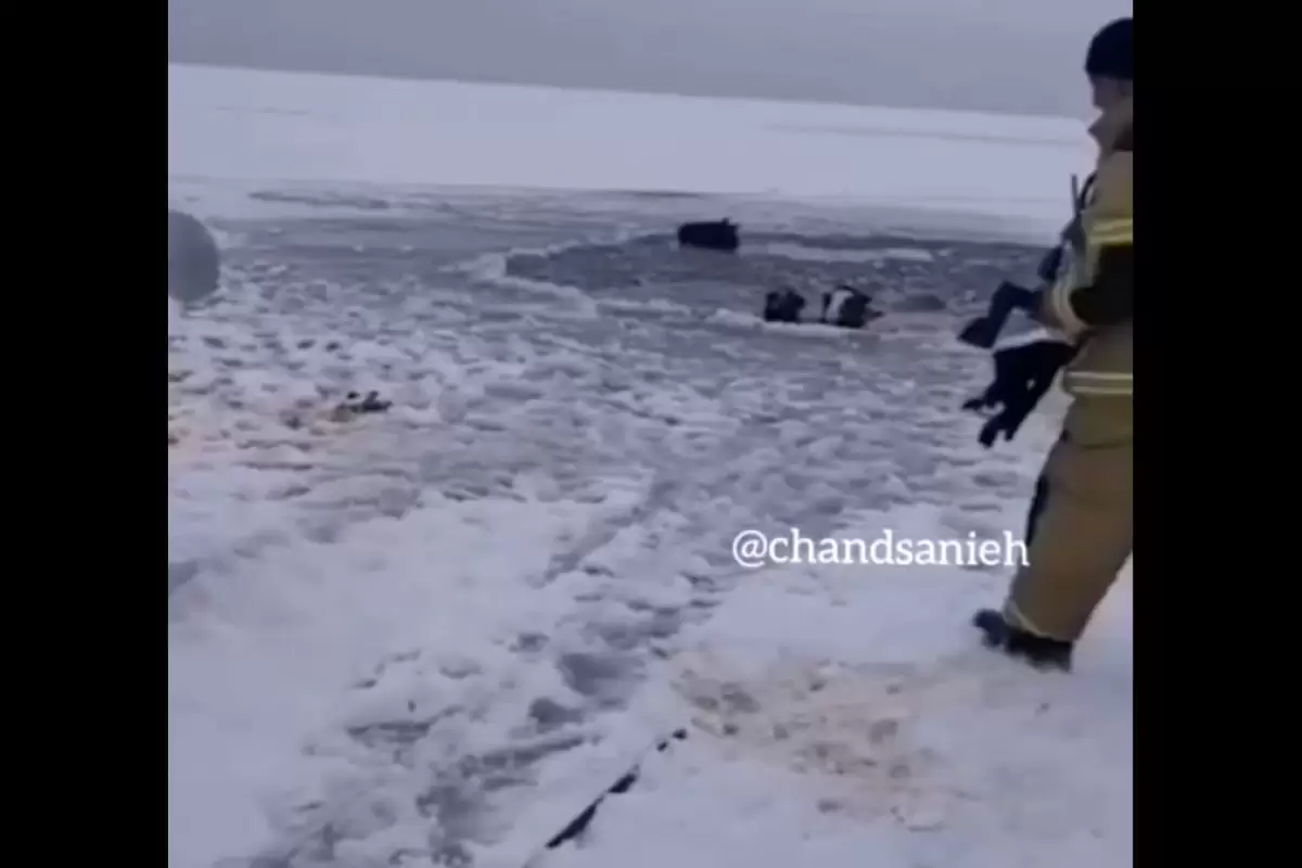 (ویدیو) تصاویری تلخ از گرفتار شدن چند اسب در میان دریاچه‌ای از یخ!