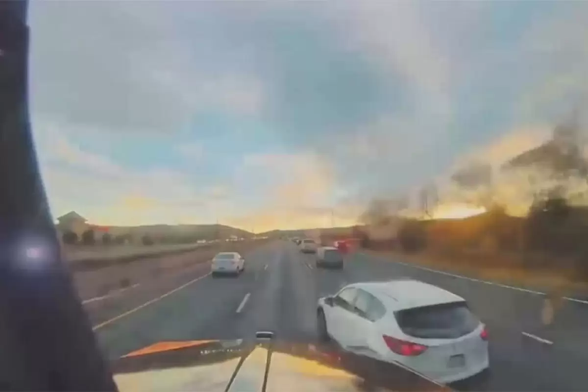 ( ویدیو) لحظه فاجعه‌بار پیچیدن یک خودروی شاسی‌بلند مقابل تریلی