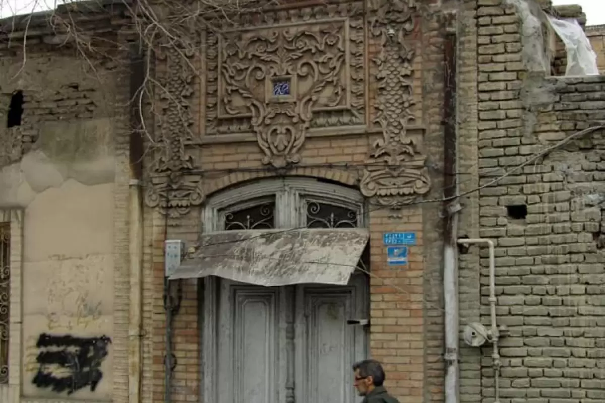 (عکس) خانه‌ای تاریخی و ارزشمند با معماری زیبا که در خیابان جمهوری تهران دارد تخریب می‌شود