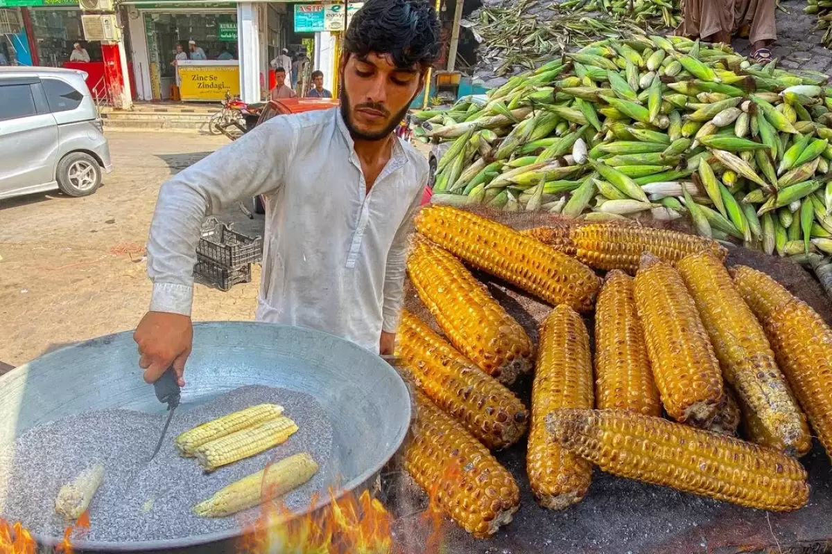 (ویدئو) غذای خیابانی؛ روش خلاقانه جوان پاکستانی برای پختن ذرت در نمک و شن
