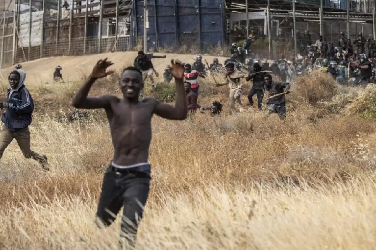 ببینید | تلاش مهاجران آفریقایی‌تبار برای ورود به مرز اسپانیا
