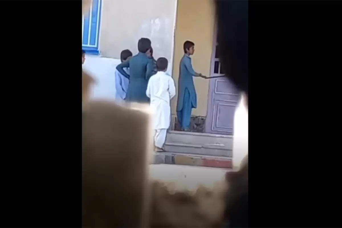 تنبیه دردناک دانش آموزان بلوچ توسط مدیر مدرسه!/ ویدئو
