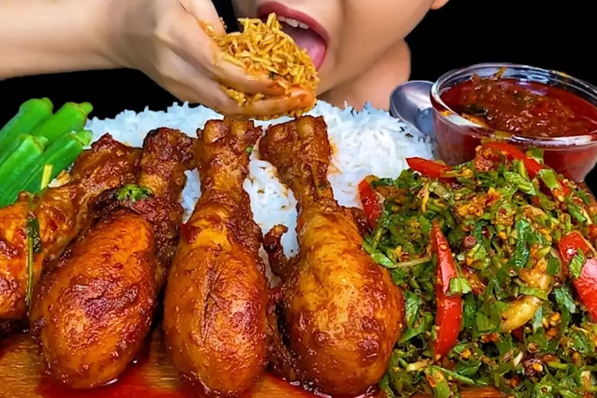 (ویدئو) خوردن متفاوت 1.5 کیلوگرم چلو مرغ به سبک دختر مشهور تایلندی