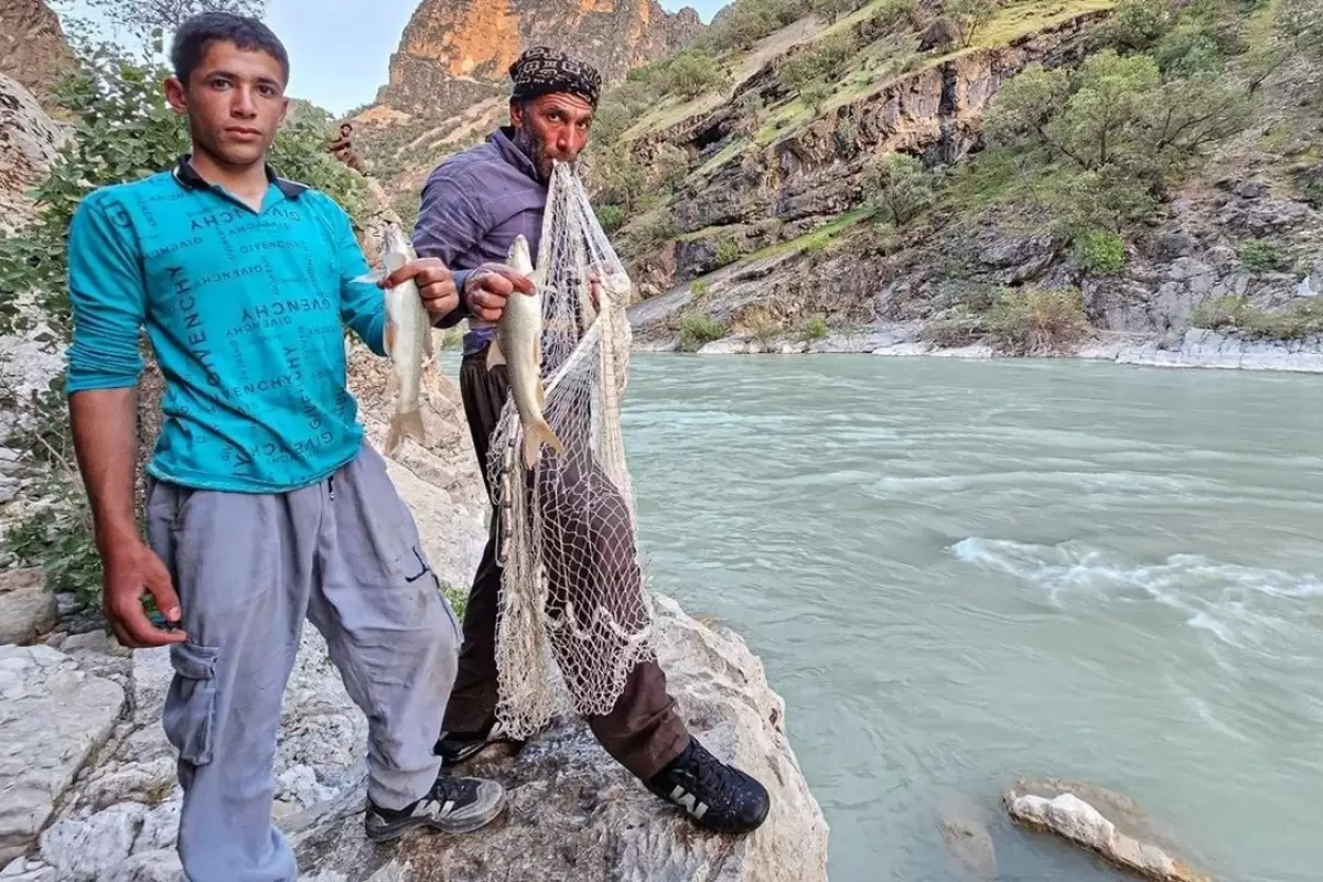 (ویدئو) ماهیگیری به سبک خانواده عشایر ایرانی کنار یک رودخانه