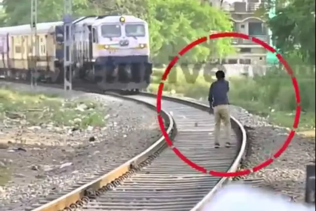 (ویدیو) مرگ دردناک جوان حواس پرت در برخورد با قطار!