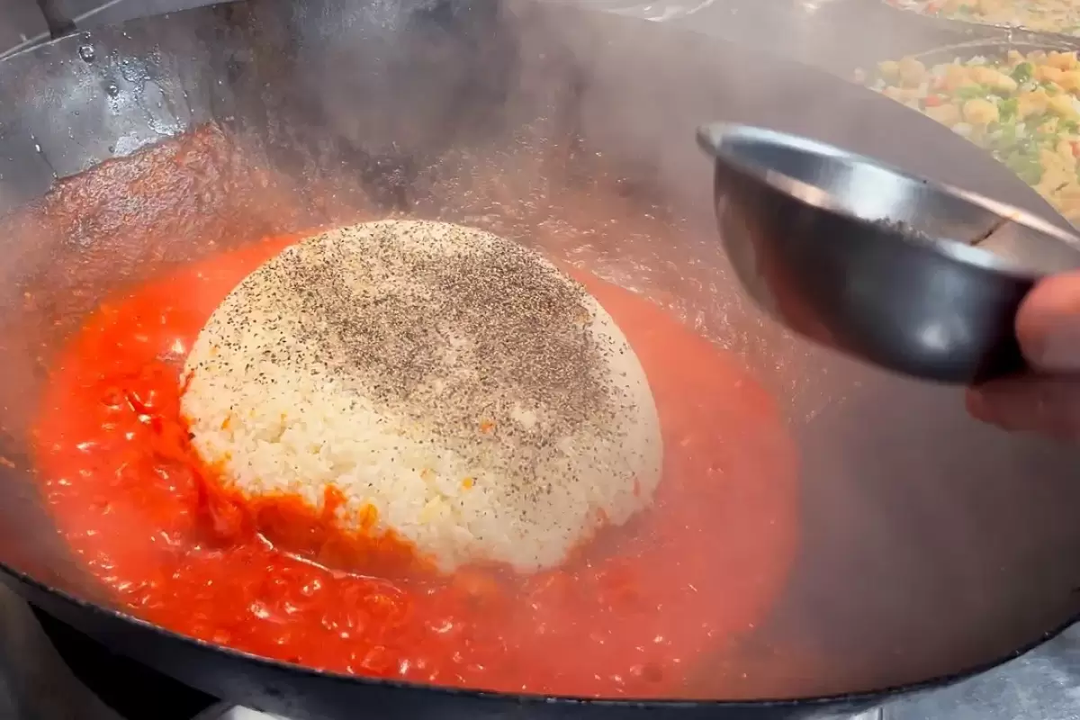 (ویدئو) غذای خیابانی؛ طبخ تماشایی استانبولی پلو مرغ توسط آشپز مشهور خیابانی در ژاپن