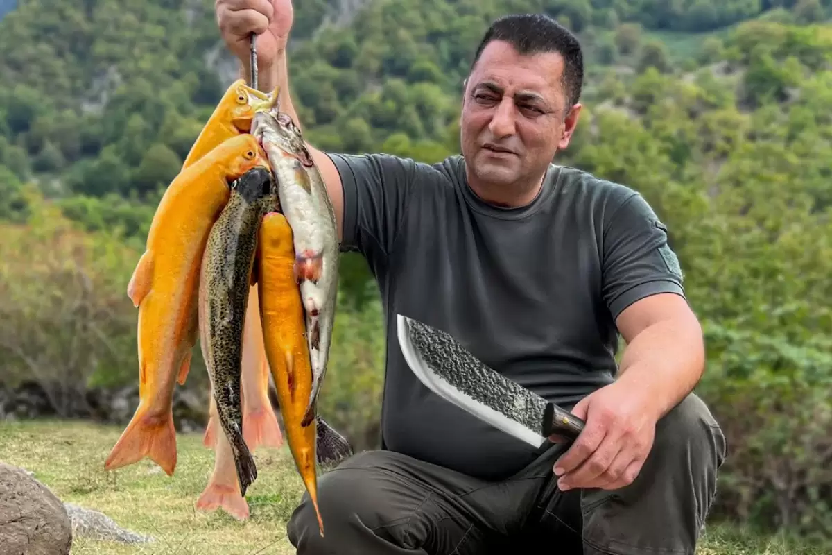 (ویدئو) غذای روستایی؛ کباب کردن 5 ماهی قزل آلا روی سنگ توسط آشپز روستایی مشهور آذربایجانی