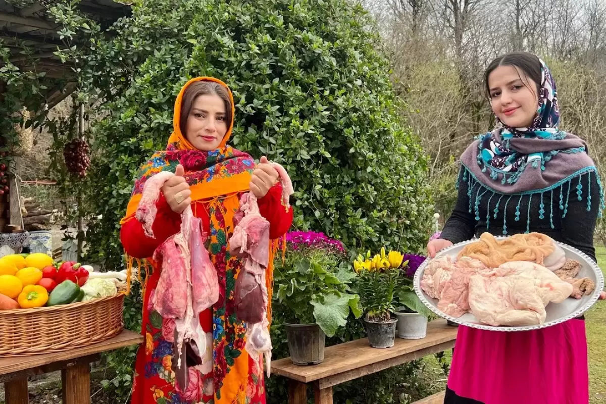(ویدئو) کباب کردن دل و جگر و سیرابی توسط دو بانوی جوان روستایی گیلانی
