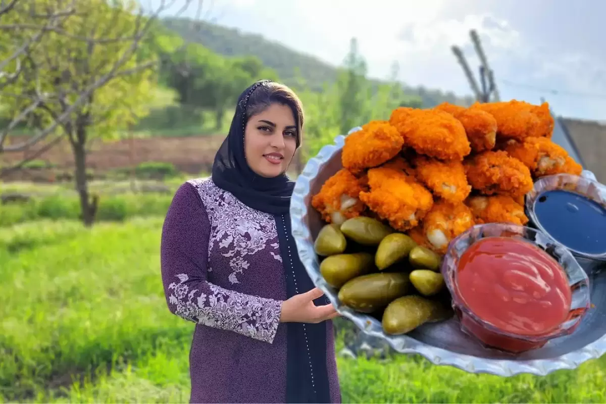 (ویدئو) تهیه مرغ سوخاری به سبک و سیاق دیدنی دختر جوان و مشهور کردستانی