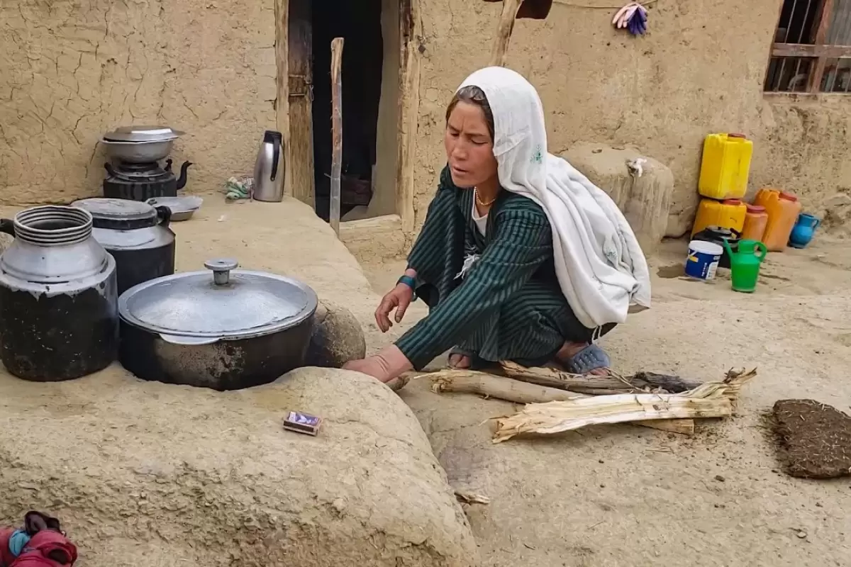 (ویدئو) پخت کشمش پلو ساده و محلی توسط یک بانوی روستایی افغانستانی