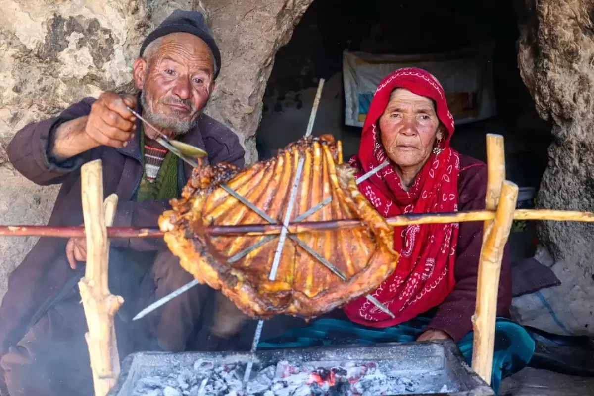 (ویدئو) کباب کردن 2 کیلوگرم دنده گوسفند به سبک زوج مسن غارنشین افغانستانی