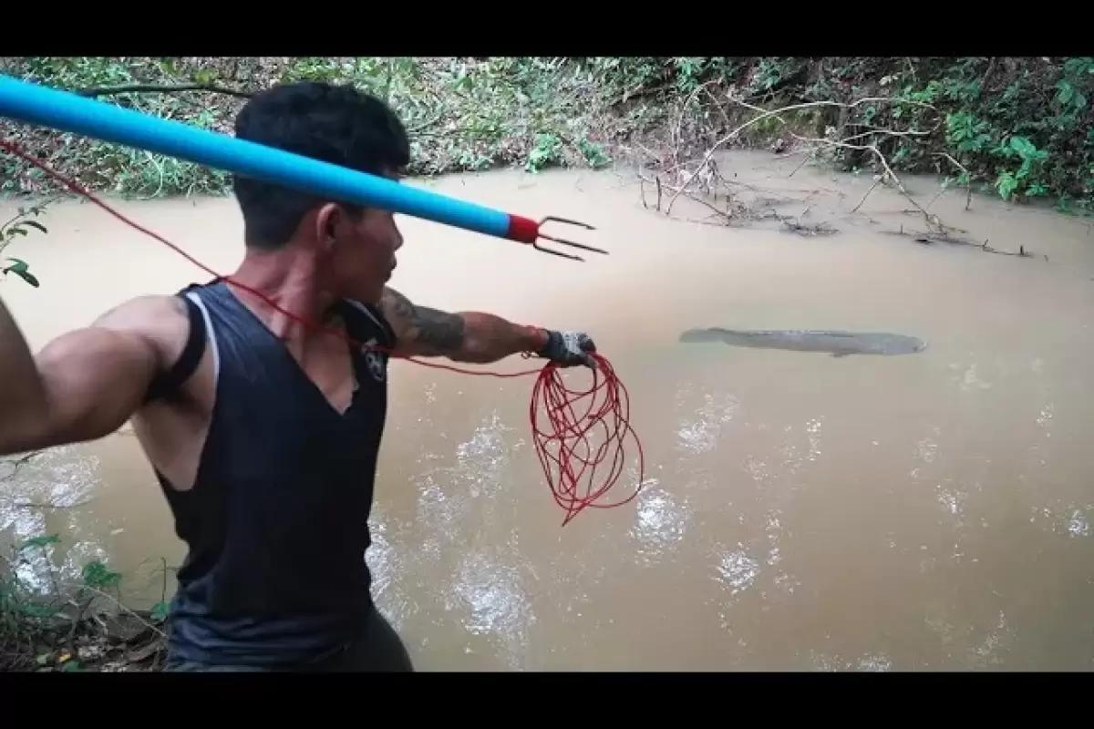 (ویدئو) ساخت نیزه به روش باستانی برای ماهیگیری توسط استاد تایوانی