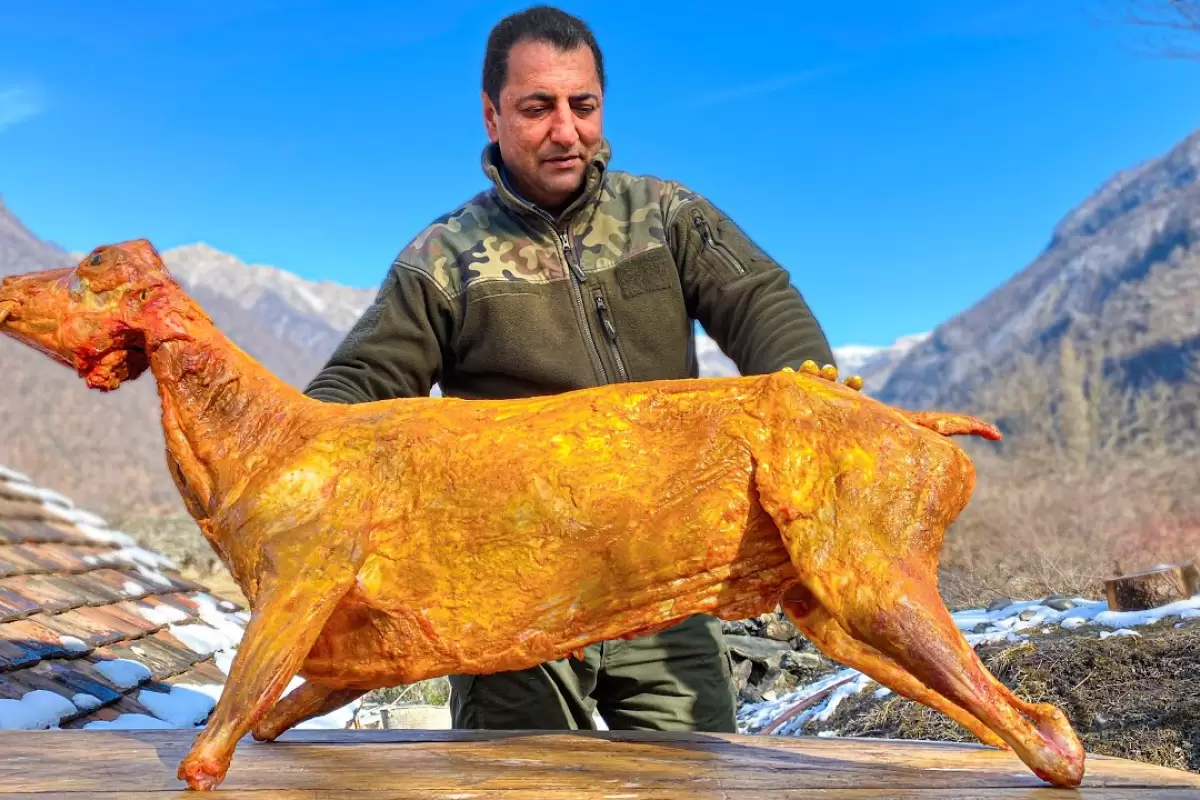 (ویدئو) کباب کردن بره 14 کیلوگرمی روی ذغال به سبک آشپز مشهور روستایی آذربایجانی