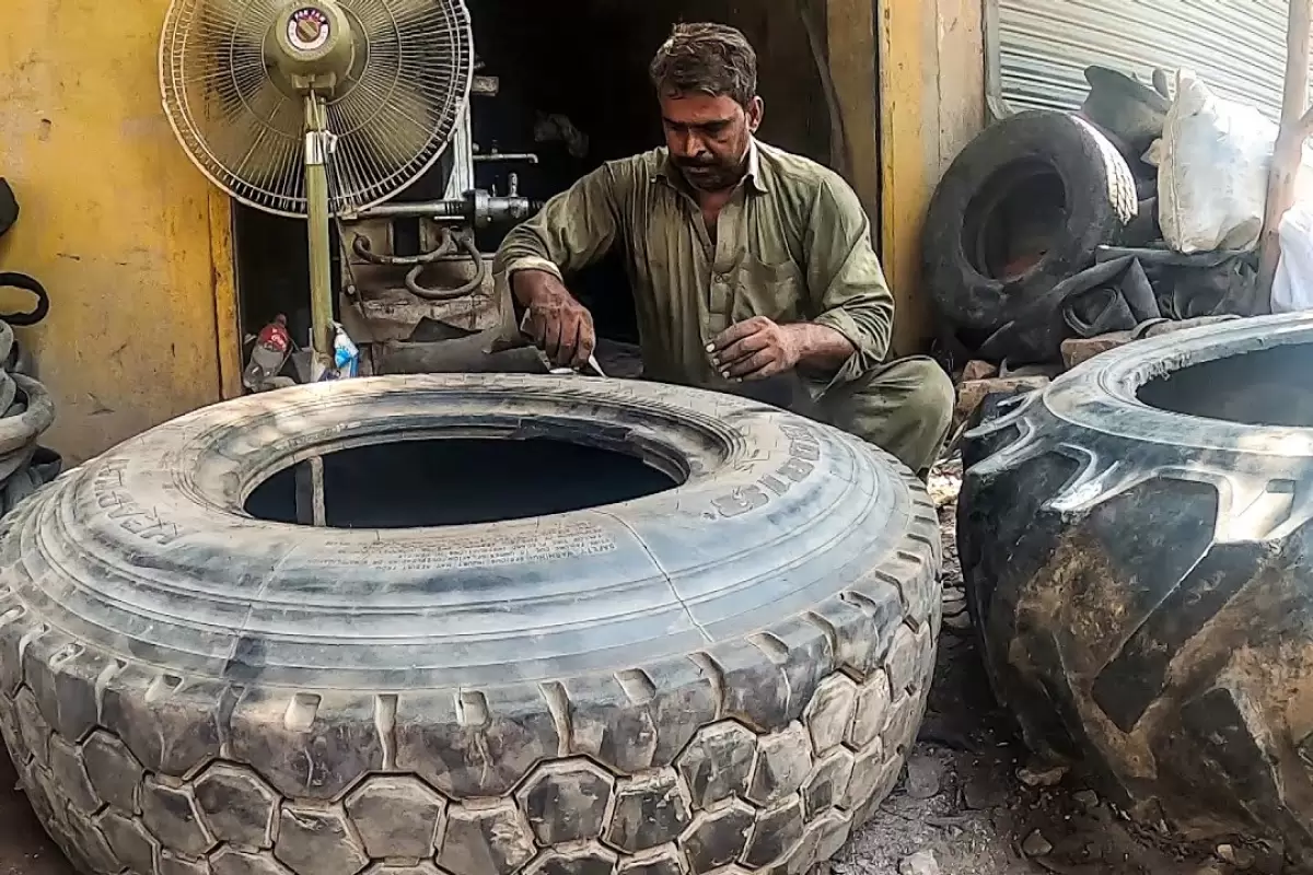 (ویدئو) مهارت شگفت انگیز این جوان پاکستانی در تعمیر لاستیک پاره کامیون