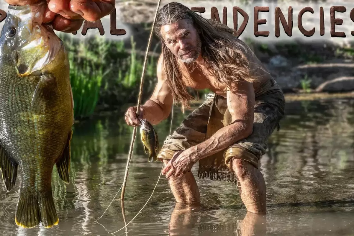 (ویدئو) زندگی بدوی؛ ساخت تله و قلاب باستانی و ماهیگیری با آن توسط یک مرد آمریکایی
