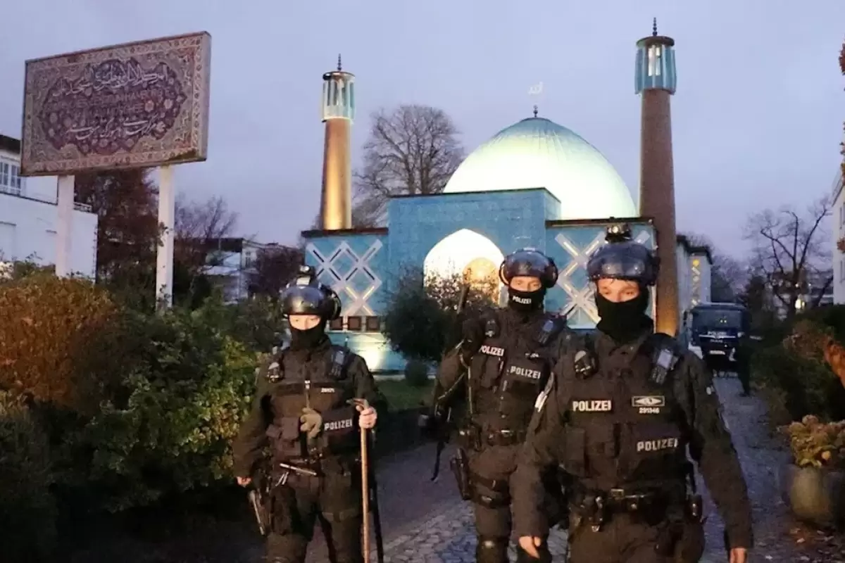 (ویدئو) یورش صدها پلیس به مرکز اسلامی هامبورگ