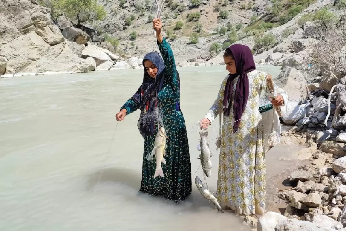 (ویدئو) این زن جوان عشایر ایرانی در رودخانه خروشان ماهی گرفت و آن ها را کباب کرد