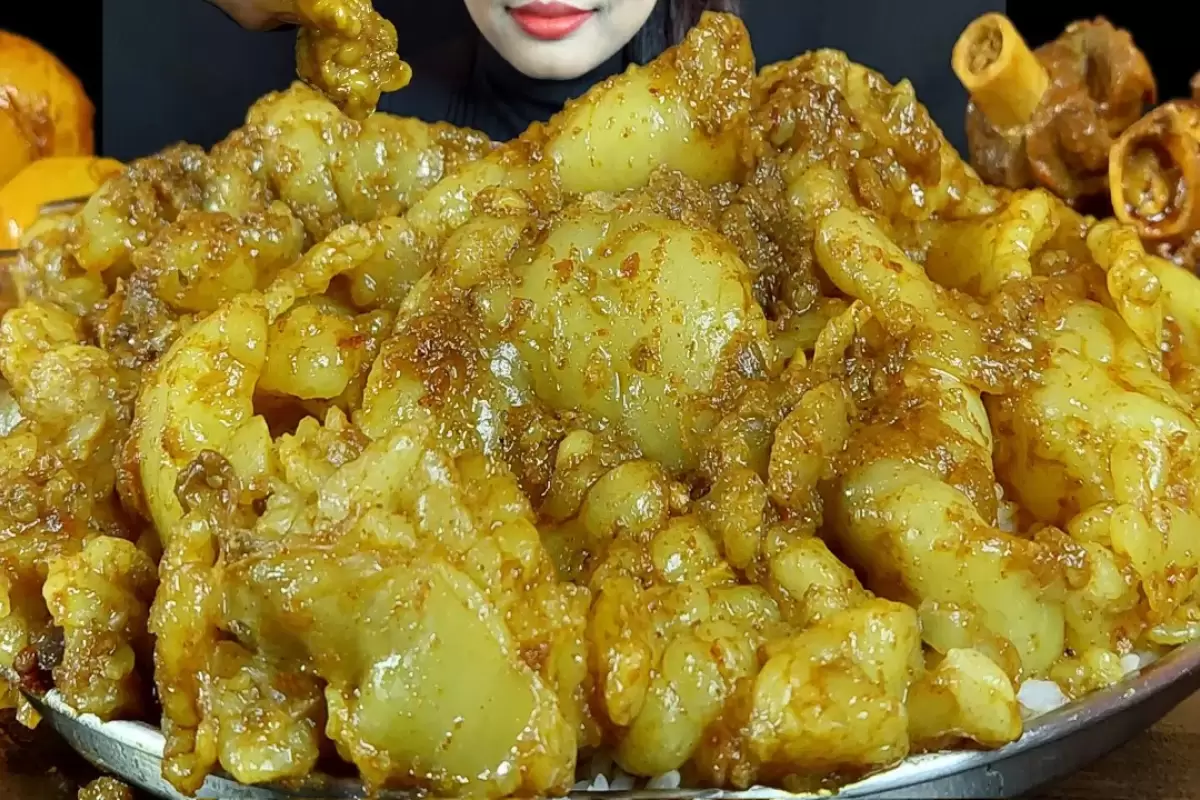 (ویدئو) خوردن 2 کیلوگرم گوشت، تخم مرغ و چلو چربی توسط سوجاتا، دختر مشهور هندی