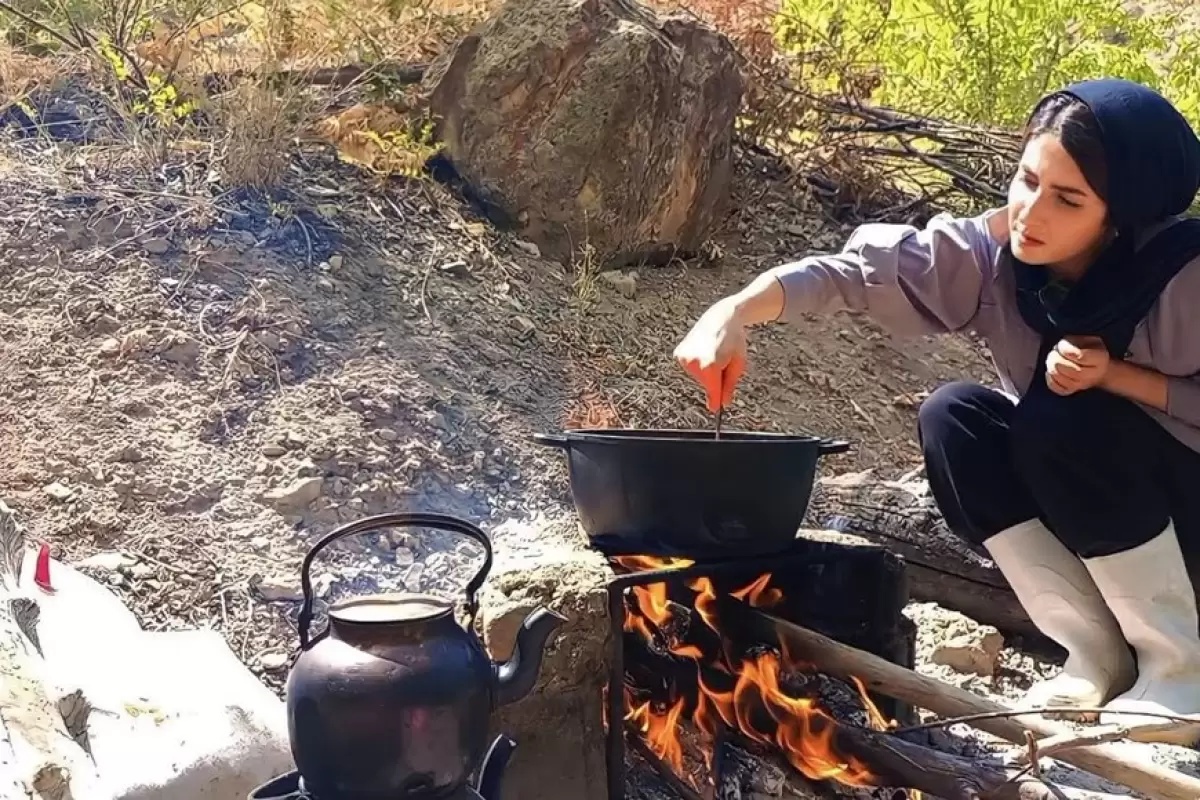 (ویدئو) غذاهای روستایی: پخت کته گوجه فرنگی متفاوت با لوبیا چشم بلبلی توسط دختر جوان دماوندی