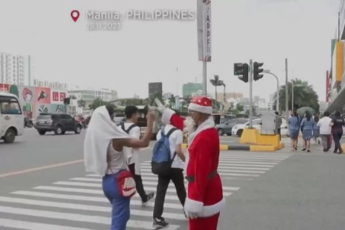 (ویدیو) حرکات بامزه یک پلیس راهنمایی و رانندگی وسط چهارراه با لباس بابانوئل