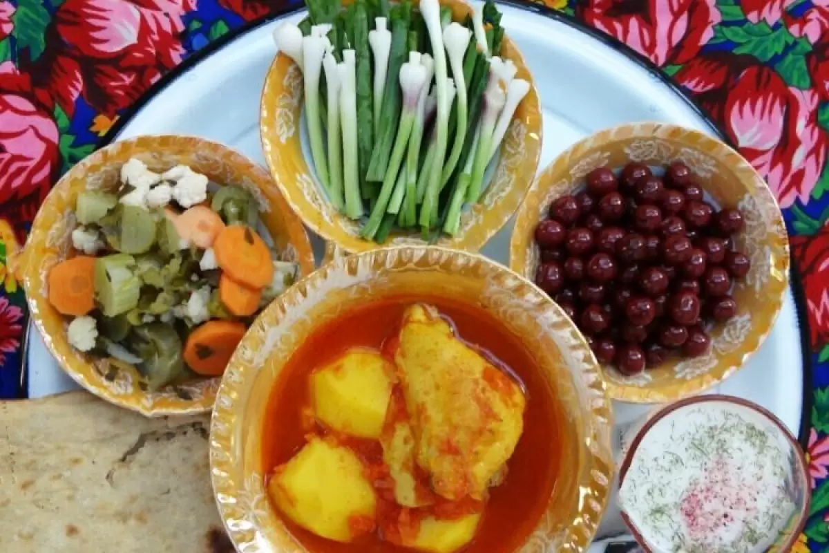 (ویدئو) پخت آبگوشت مرغ به سبک زن جوان افغانستانی