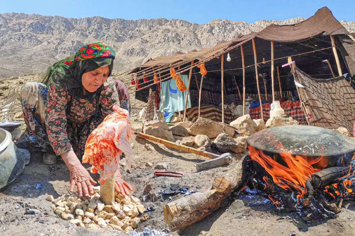 (ویدئو) کباب کردن مرغ زیر قابلمه به سبک بانوی خوش سلیقه عشایر ایرانی