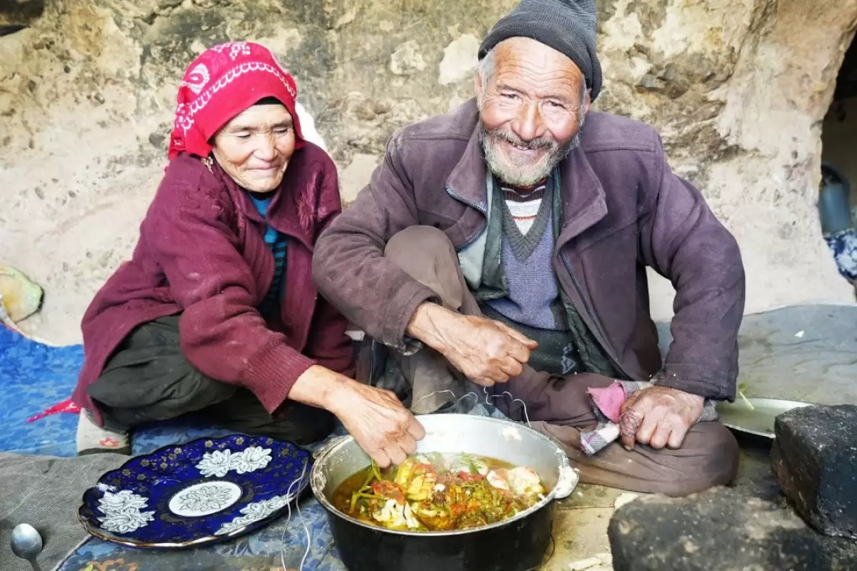 (ویدئو) پخت تماشایی دمپخت محلی توسط زوج مسن غارنشین افغانستانی