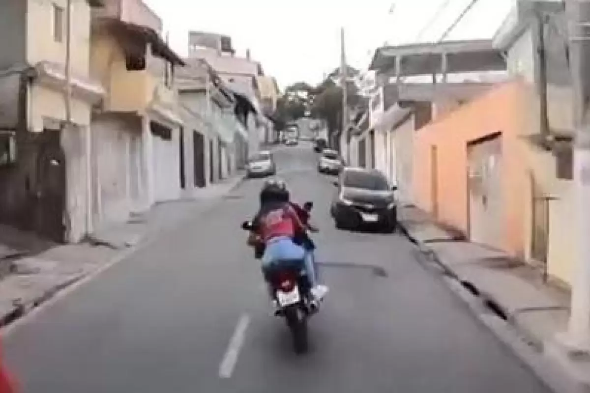 (ویدیو) یکی از نفس‌گیرترین تعقیب و گریزها با موتور در شهر را ببینید