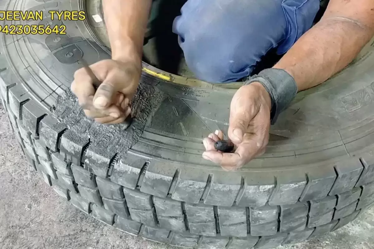 (ویدئو) مهارت تماشایی یک استاد هندی در تعمیر لاستیک خودروهای سنگین