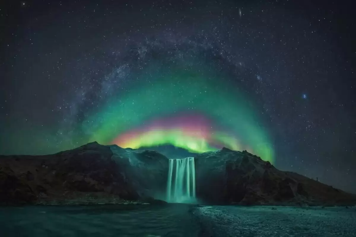 شفق قطبی رنگین کمانی بر فراز آبشار