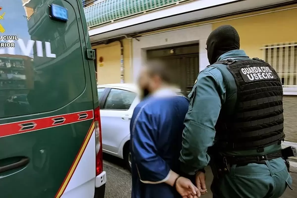 (ویدئو) بازداشت امام جماعت به جرم جذب کودکان برای داعش