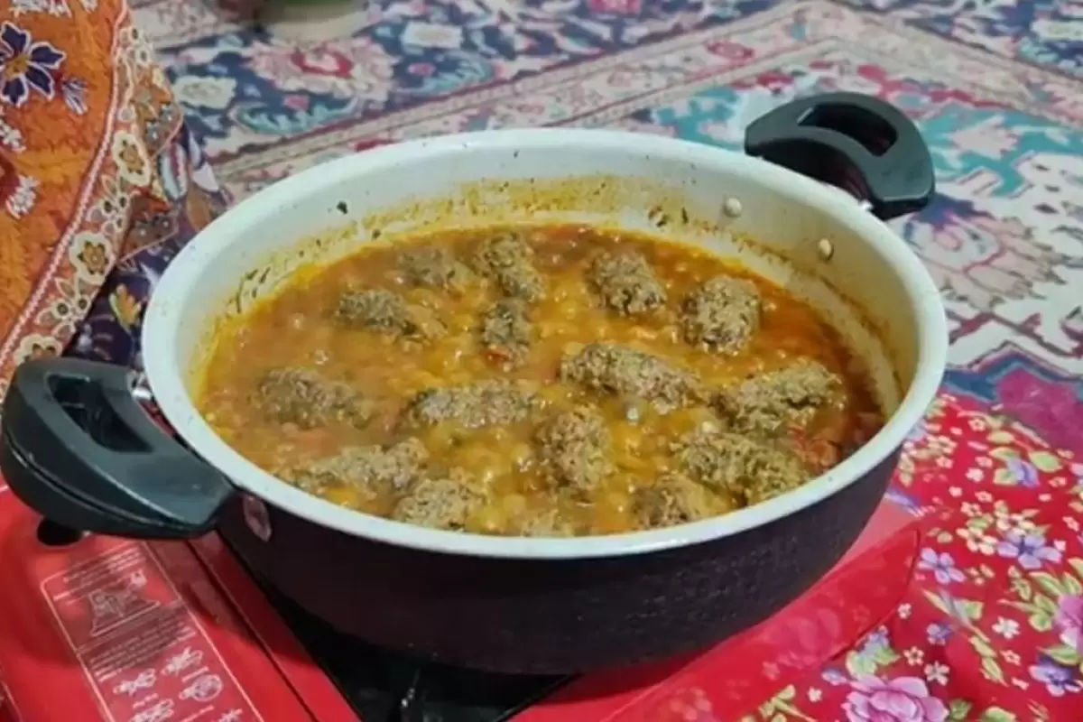 (ویدئو) طبخ گشنیز کباب توسط بانوی ارومیه‌ای