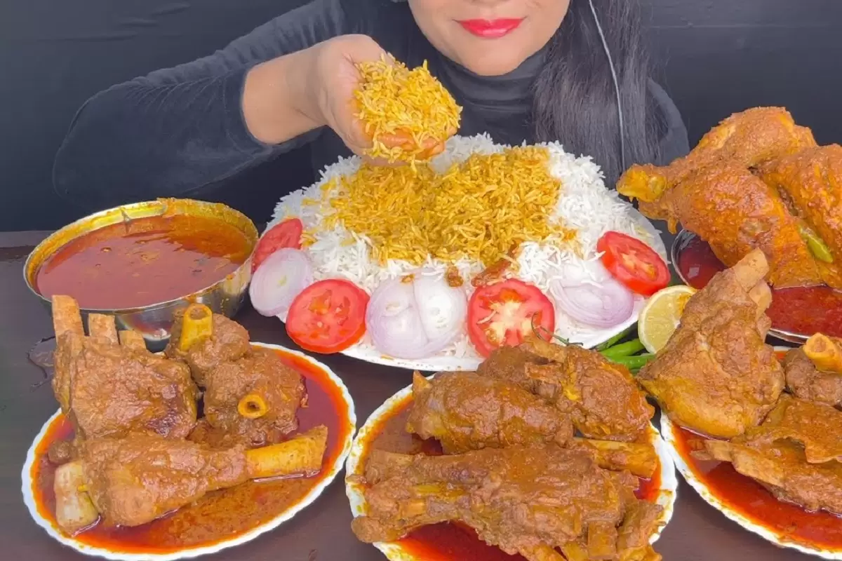 (ویدئو) خوردن 2.25 کیلوگرم چلو گوشت، مرغ و تخم مرغ توسط دختر مشهور هندی