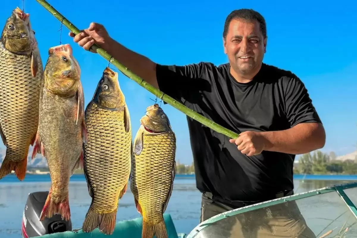 (ویدئو) طبخ خورشت ماهی با گوجه و ماهی کبابی توسط آشپز آذربایجانی
