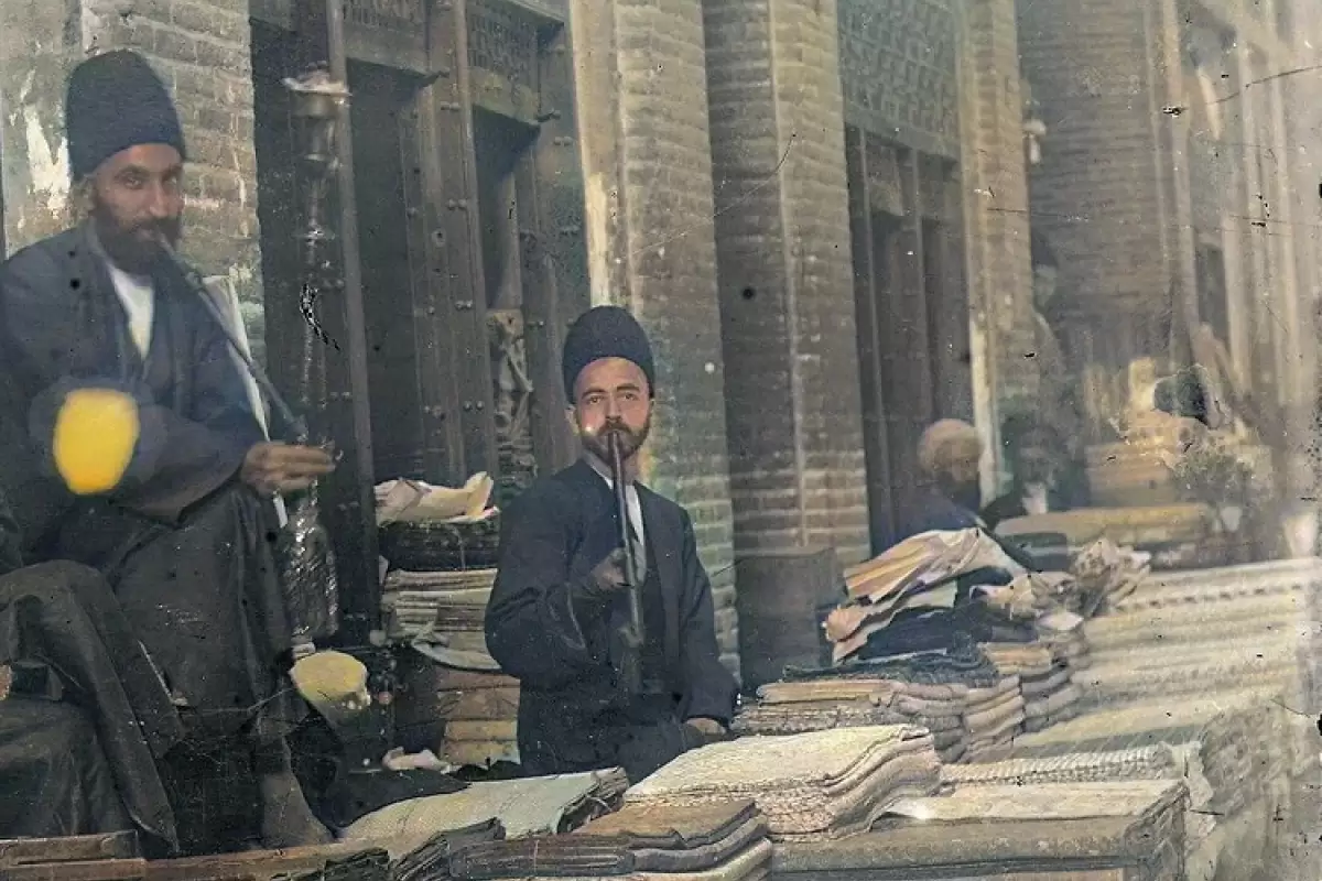 (تصاویر) سفر به عصر قاجار؛ گدای گاوسوار، حجره‌داران بازار و کارمندان قدیمی‌ترین بانک ایران