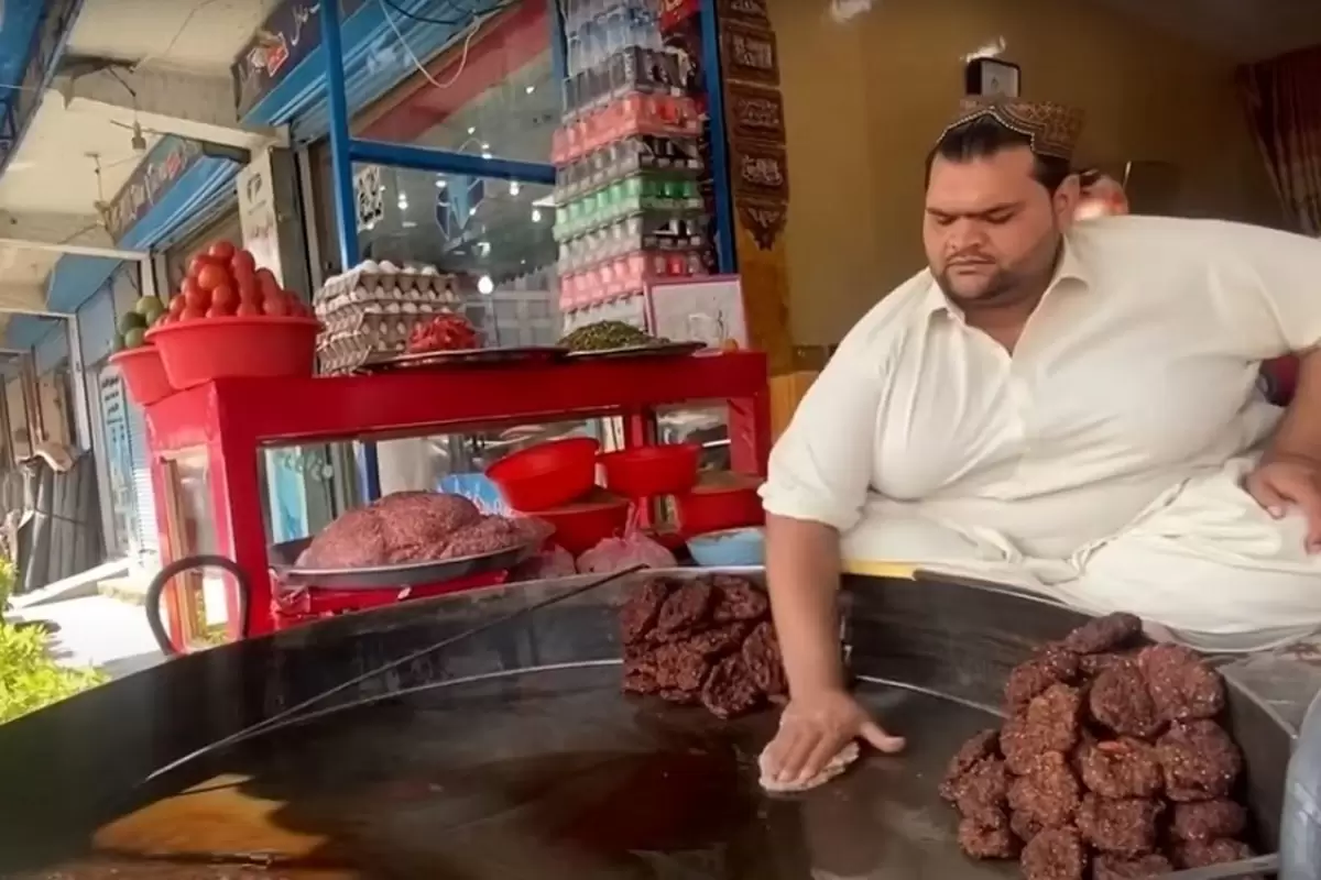 (ویدئو) غذای مشهور خیابانی در افغانستان؛ پخت چاپلی کباب به سبک آدم خان