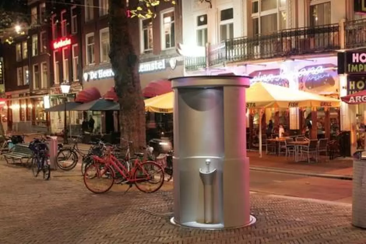 (عکس) عجیب ترین منظره در خیابان های هلند ؛ توالتی که از زیر زمین بیرون می آید!