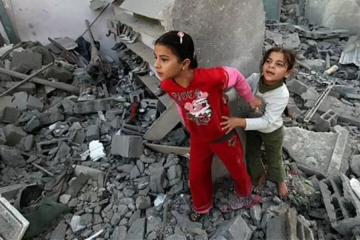 ببینید | لحظه نجات یک دختربچه از زیر آوار خانه ویران شده در غزه