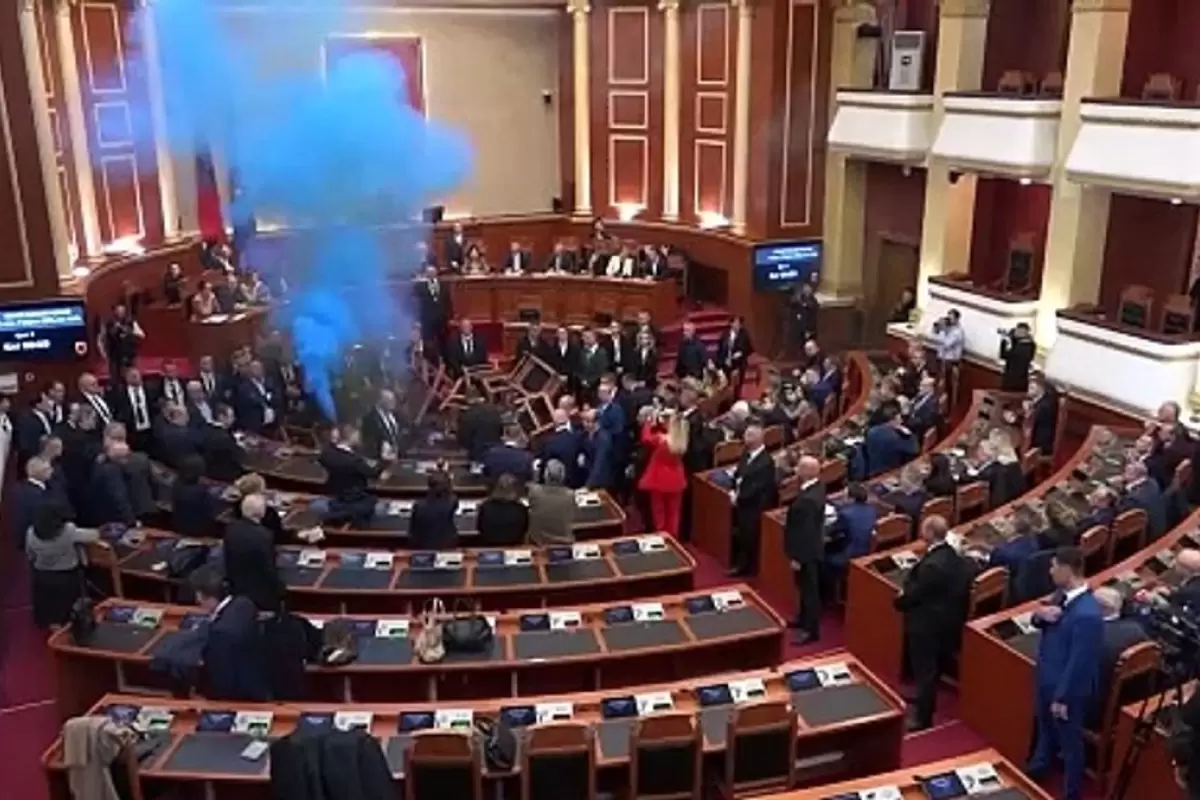 (ویدئو) هرج و مرج، دود و درگیری با صندلی در پارلمان آلبانی