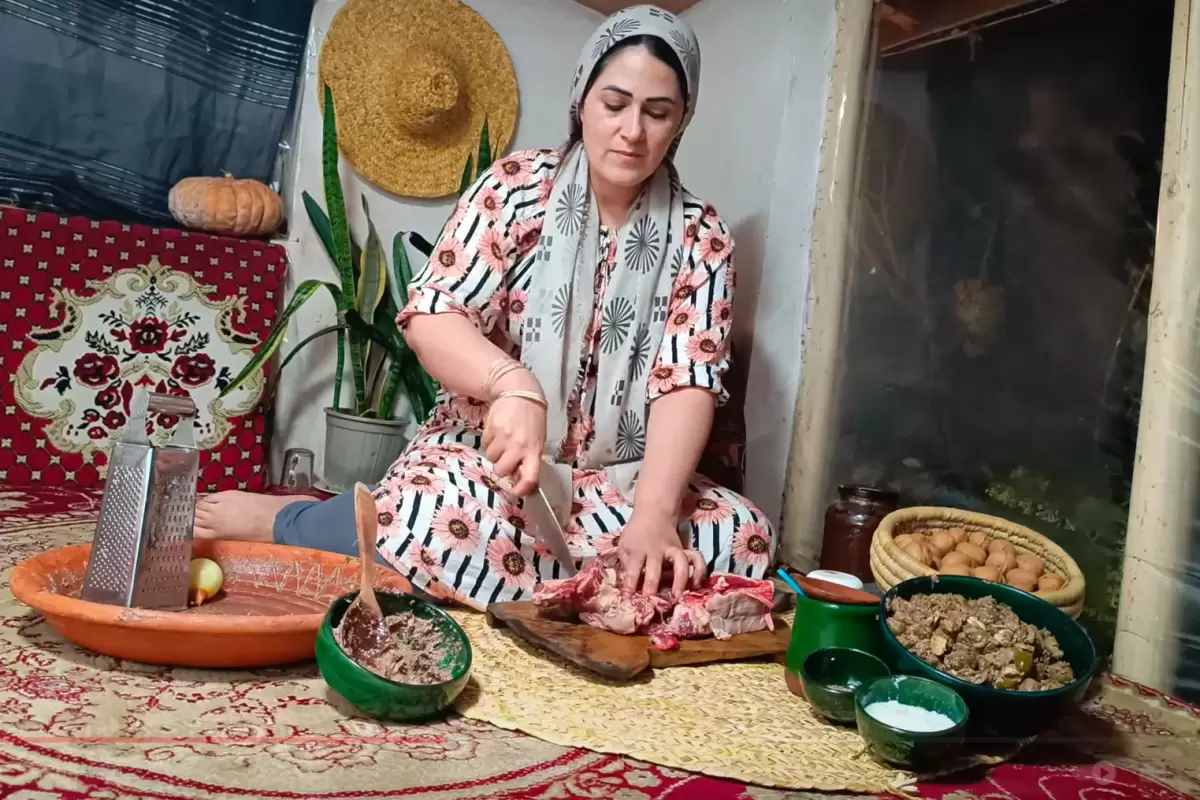 (ویدئو) کاشت سیر در مزرعه، تهیه کباب ترش و زیتون پرورده توسط بانوی روستایی گیلانی