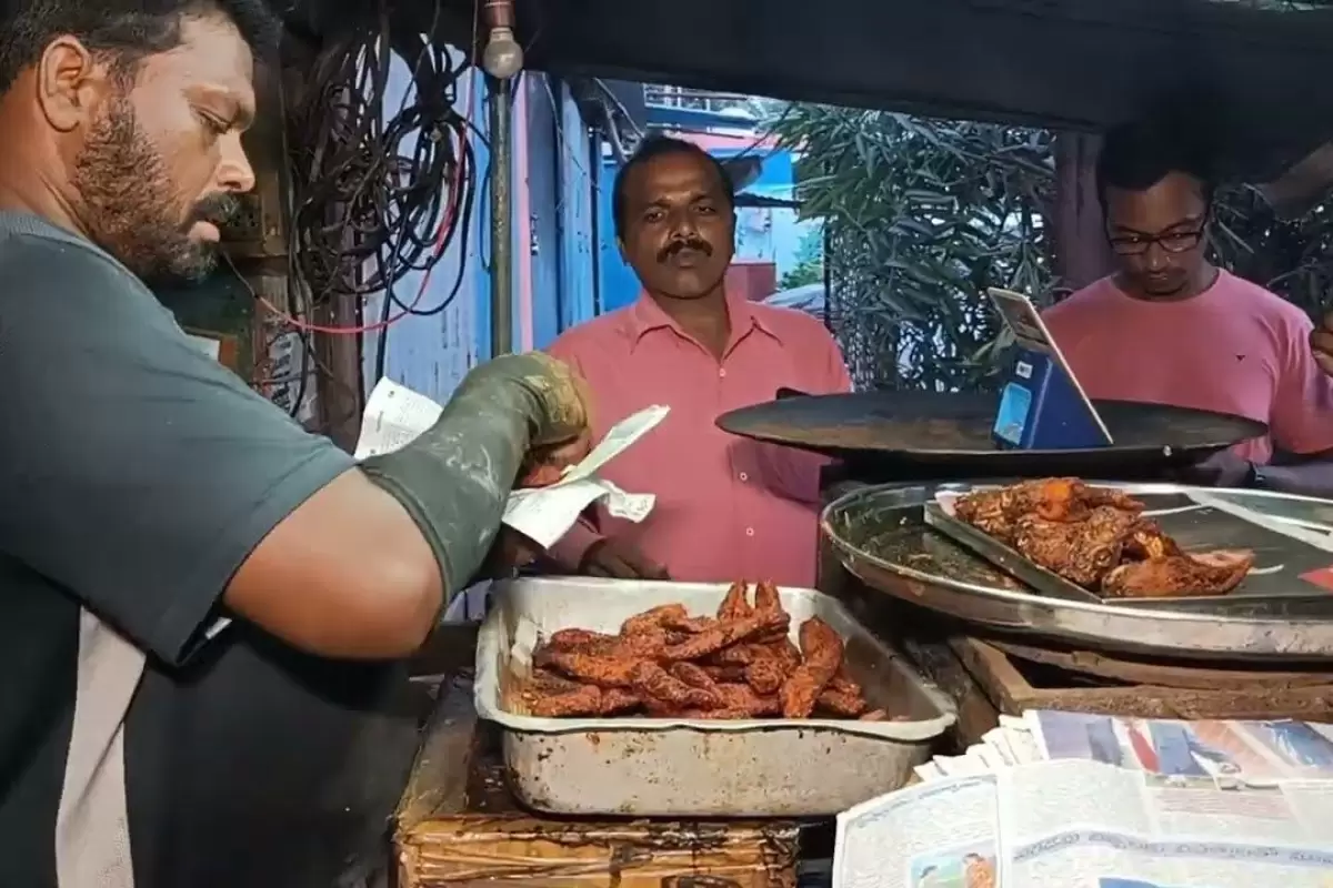 (ویدئو) غذای مشهور خیابانی در هند؛ طبخ ماهی 12 هزار تومانی روی ساج و زغال