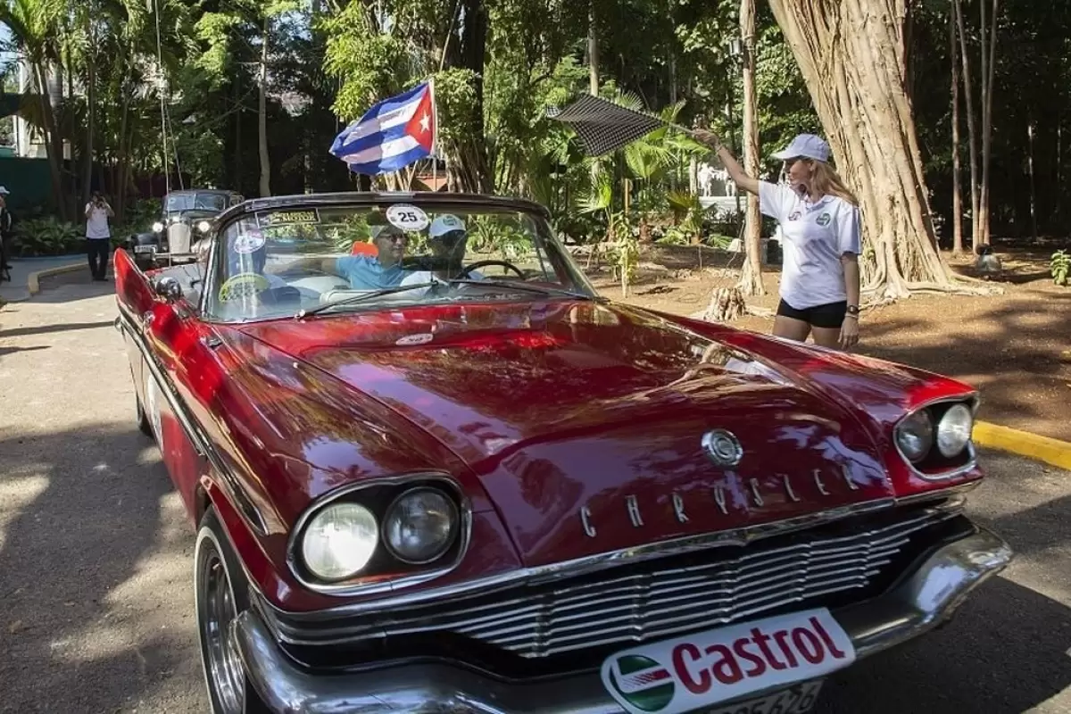 (ویدئو) مسابقه خودرو‌های آمریکایی دهه ۵۰ در خیابان‌های هاوانا