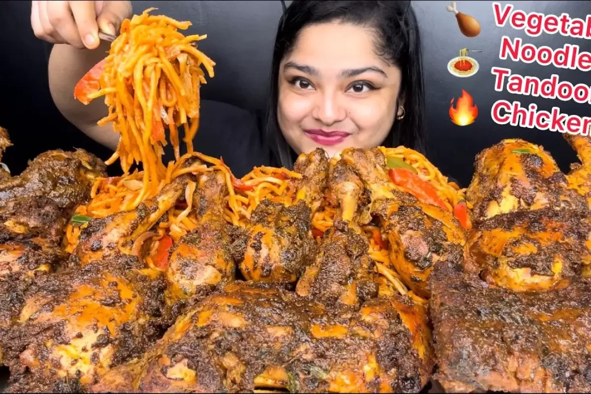 (ویدئو) خوردن دیدنی 4.5 کیلوگرم  مرغ با ماکارونی توسط دختر جوان و مشهور هندی