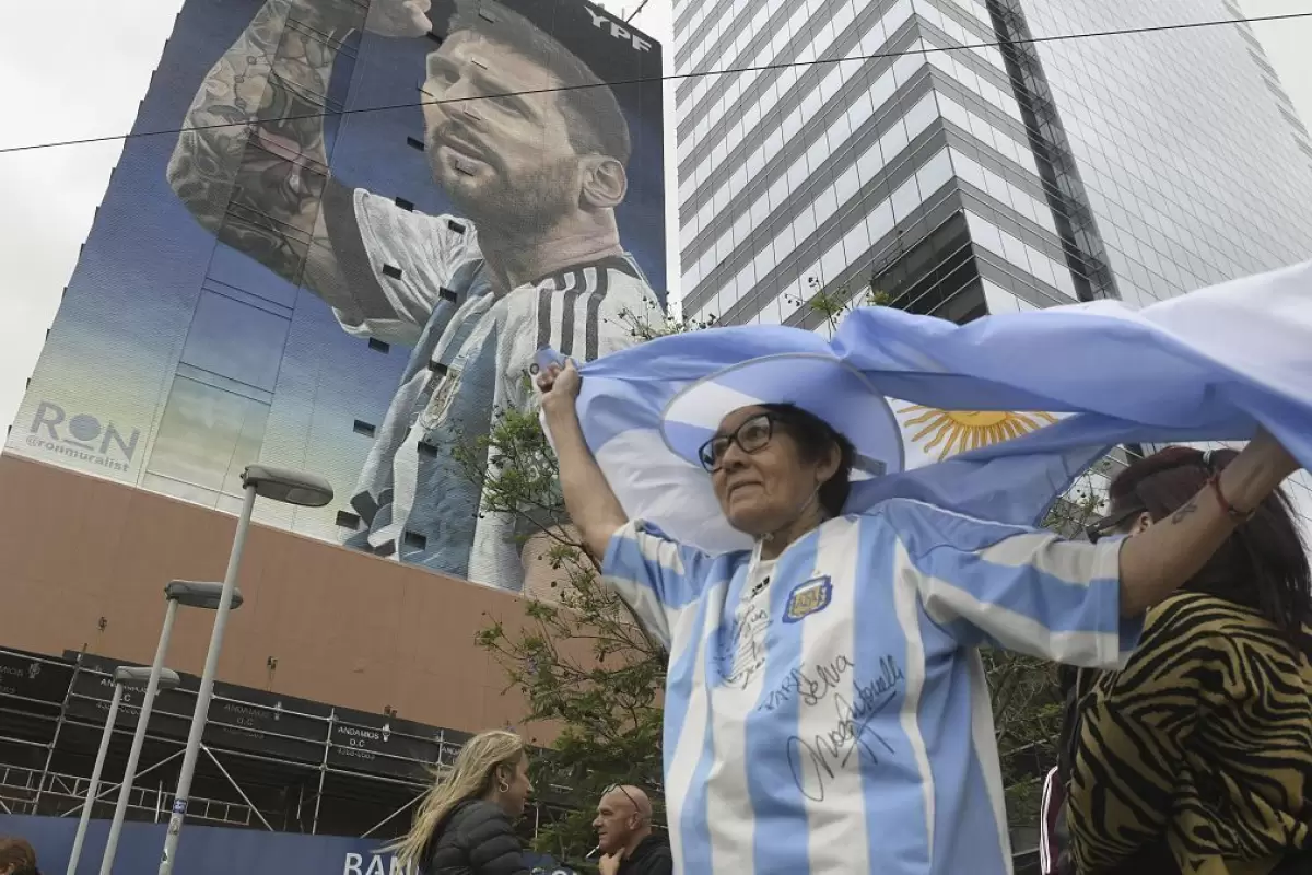 (ویدئو) پایکوبی در آرژانتین؛ رونمایی از نقاشی دیواری لیونل مسی
