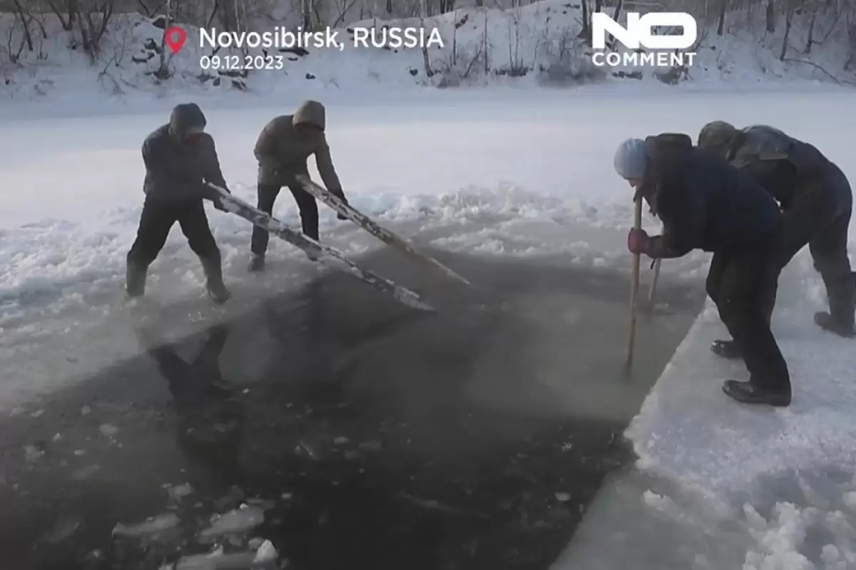 (ویدئو) شنا در دریاچه‌ای یخ‌زده در سیبری