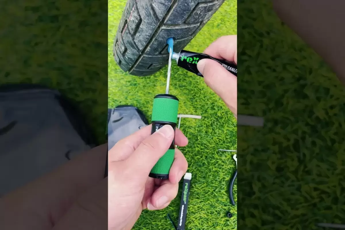 (ویدئو) اگر تایر موتورسیکلت با میخ پنچر شد، با این روش تعمیرش کنید