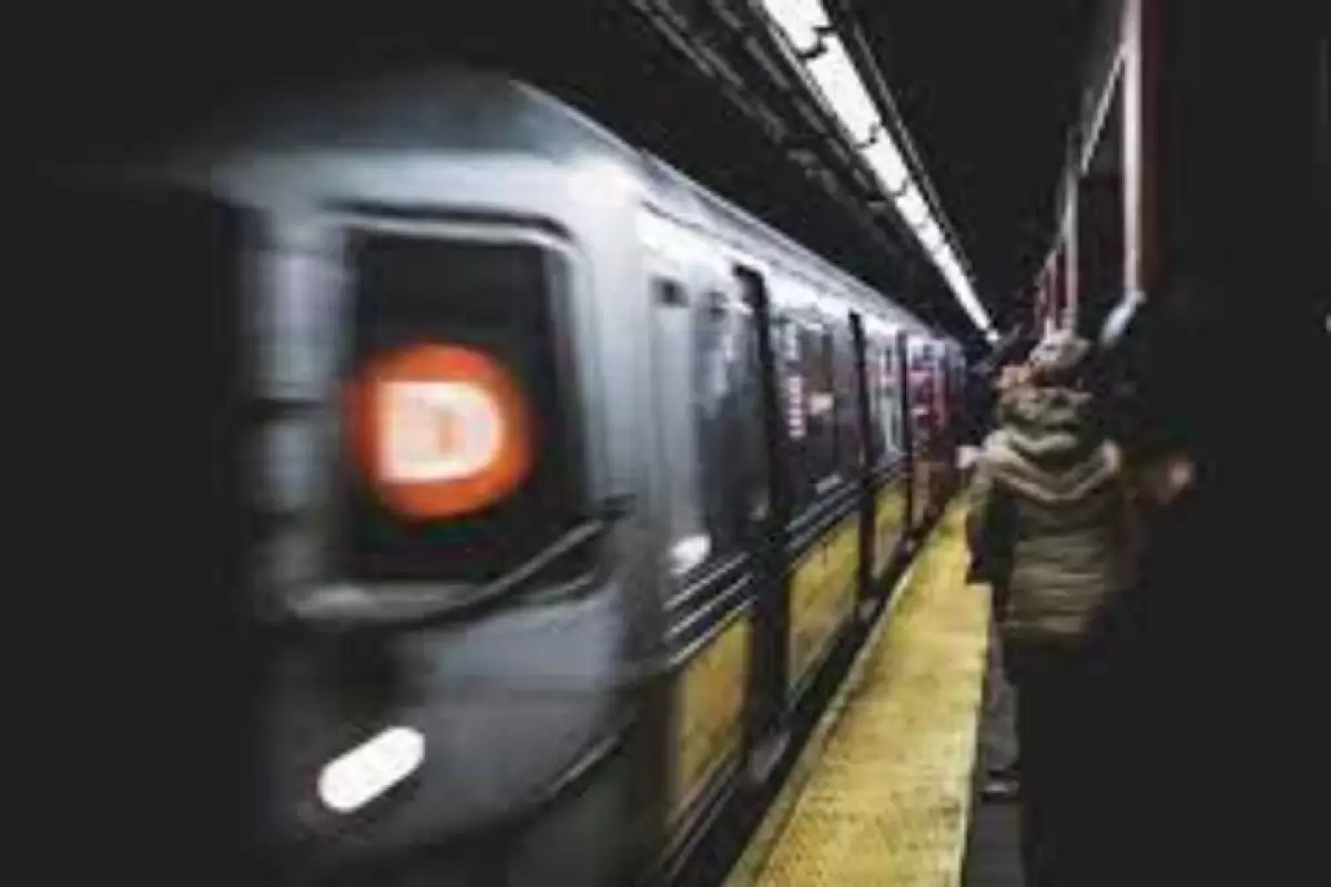 ببینید | لحظه دلخراش له شدن زن جوان زیر چرخ‌های مترو