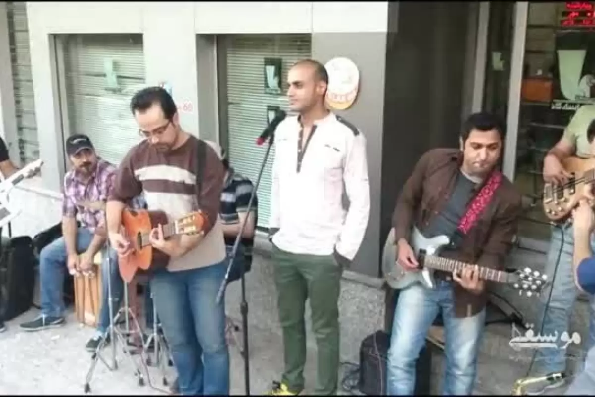 (ویدئو) حرکت زیبای حمید حامی؛ خوانندگی در جمع موزیسین های خیابانی